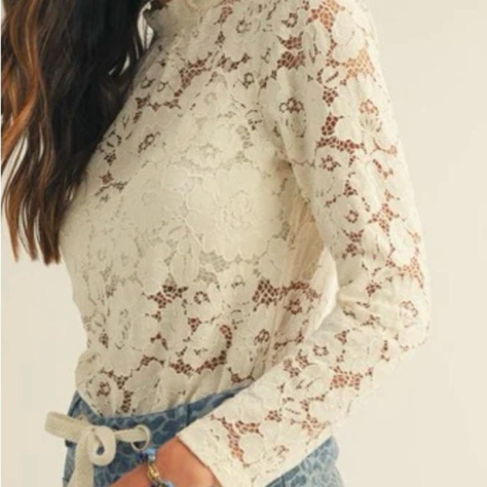 Chic Lace Women’s Blouse in Cream